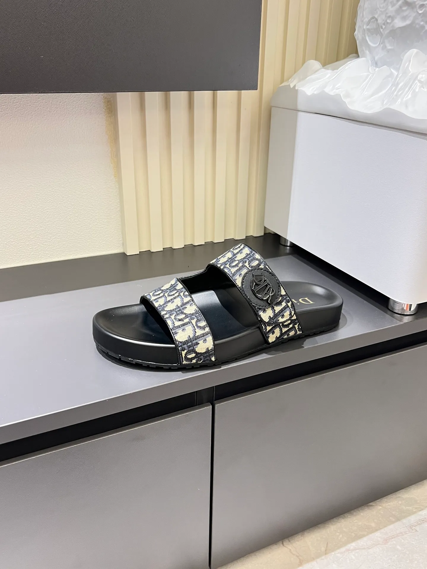 Men's men's shoes 💰p300 Size 38-45 Dior Dior's latest H-Town series Oblique thick sole slippers sandals Original purchase development and production This Dior H-Town sandals pay tribute to the classic logo of sports style and highlight Dior's high-end spirit. Crafted from black rubber with a beige and black Oblique printed upper, it's accentuated with tonal calfskin details. The rubber sole incorporates a variety of elements and is embellished with the Dior logo for a refined, futuristic look. Can be worn with shorts or jeans. Comes with exquisite packaging at the counter 🛍📦 ▪️ Fabric: Original customized imported Oblique embroidery ▪️ Lining: Imported soft sheepskin ▪️ Sole: Original molded ultra-light foam material ▪️ Bottom thickness: 4CM